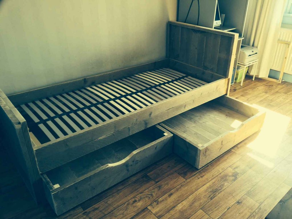 Eenpersoonsbed-van-steigerhout-met-twee-onderschhuifladen