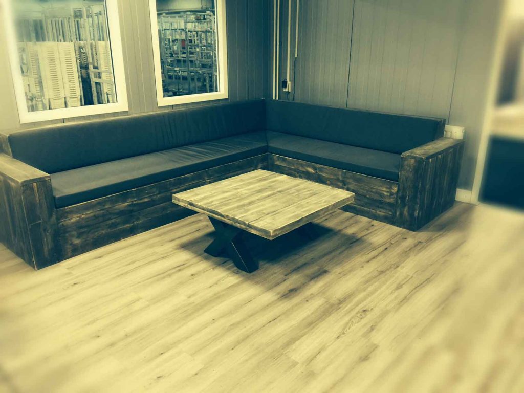 Loungebank van steigerhout met robuuste industiele tafel