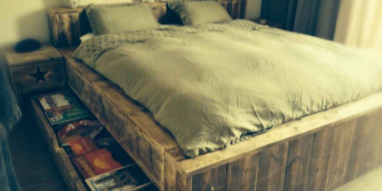 tweepersoons-bed-van-steigerhout-met-onderschuiflade